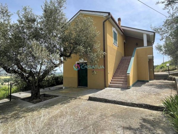 casa indipendente in vendita ad Atri in zona Casoli