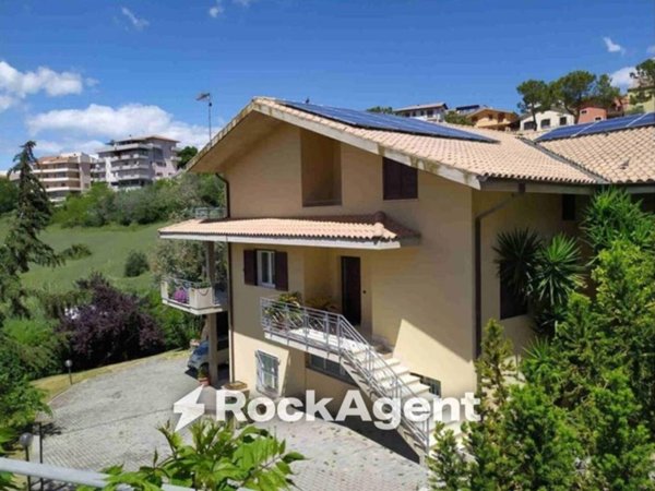 casa indipendente in vendita ad Atri in zona Casoli