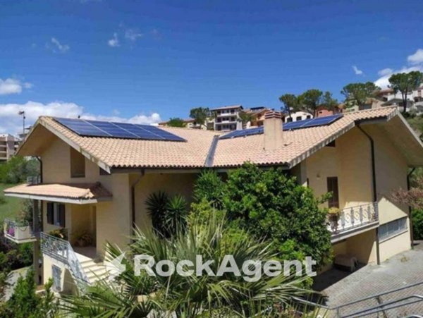 casa indipendente in vendita ad Atri in zona Casoli