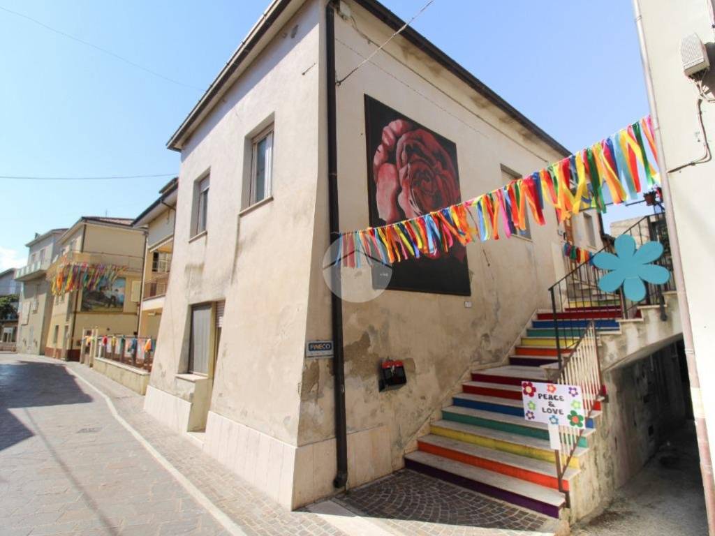 appartamento in vendita ad Atri in zona Casoli
