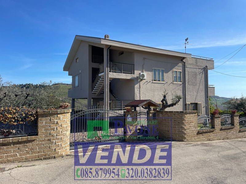 casa indipendente in vendita ad Atri in zona Treciminiere