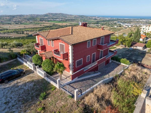 casa indipendente in vendita ad Atri in zona Casoli