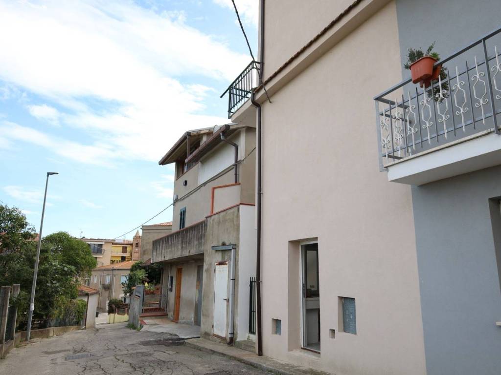 casa indipendente in vendita ad Atri in zona Fontanelle