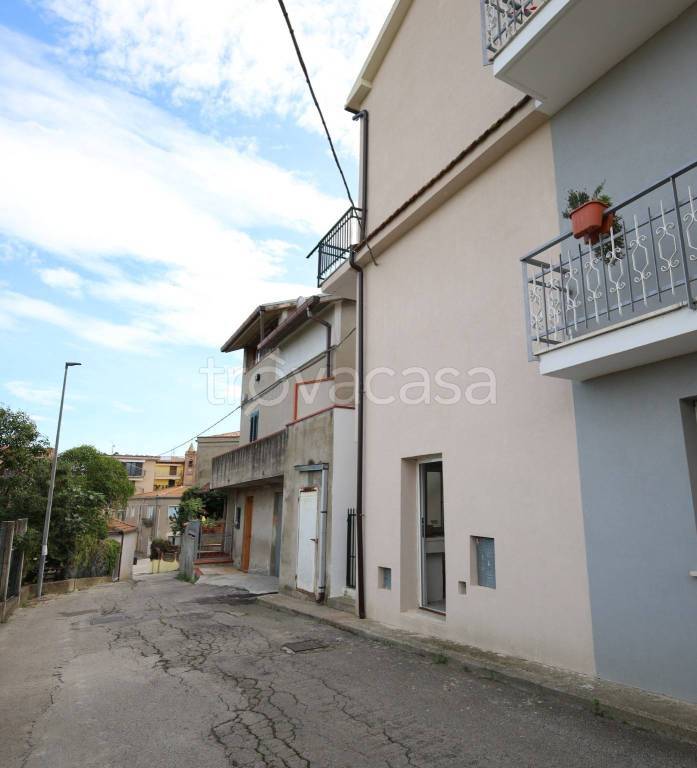 casa indipendente in vendita ad Atri in zona Fontanelle