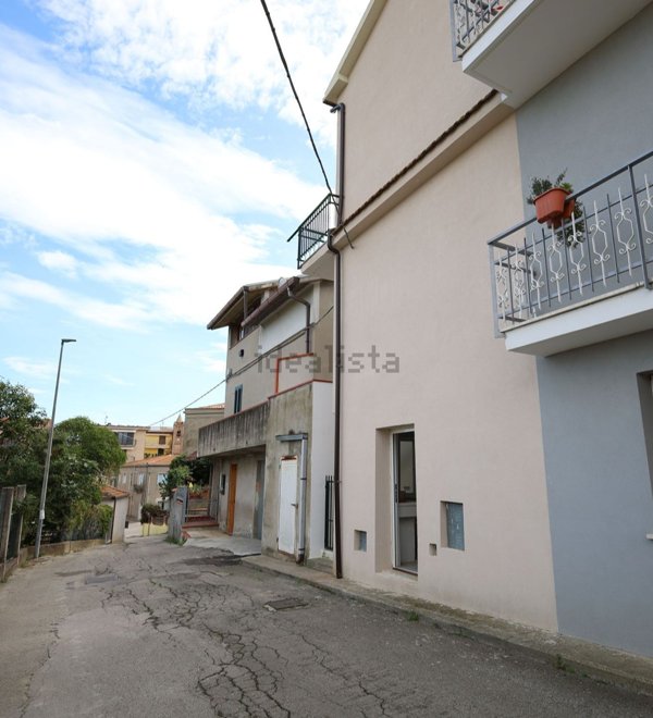 casa indipendente in vendita ad Atri in zona Fontanelle