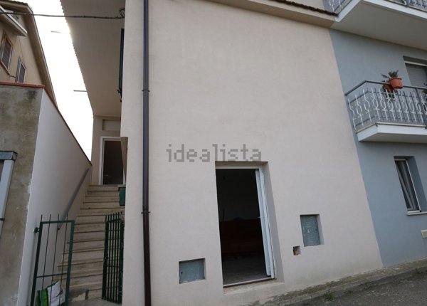 casa indipendente in vendita ad Atri in zona Fontanelle