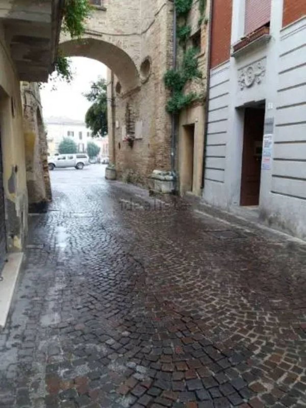 locale commerciale in vendita ad Atri
