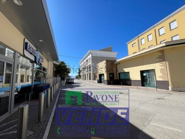 locale commerciale in vendita ad Atri