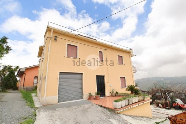 casa indipendente in vendita ad Atri in zona Casoli