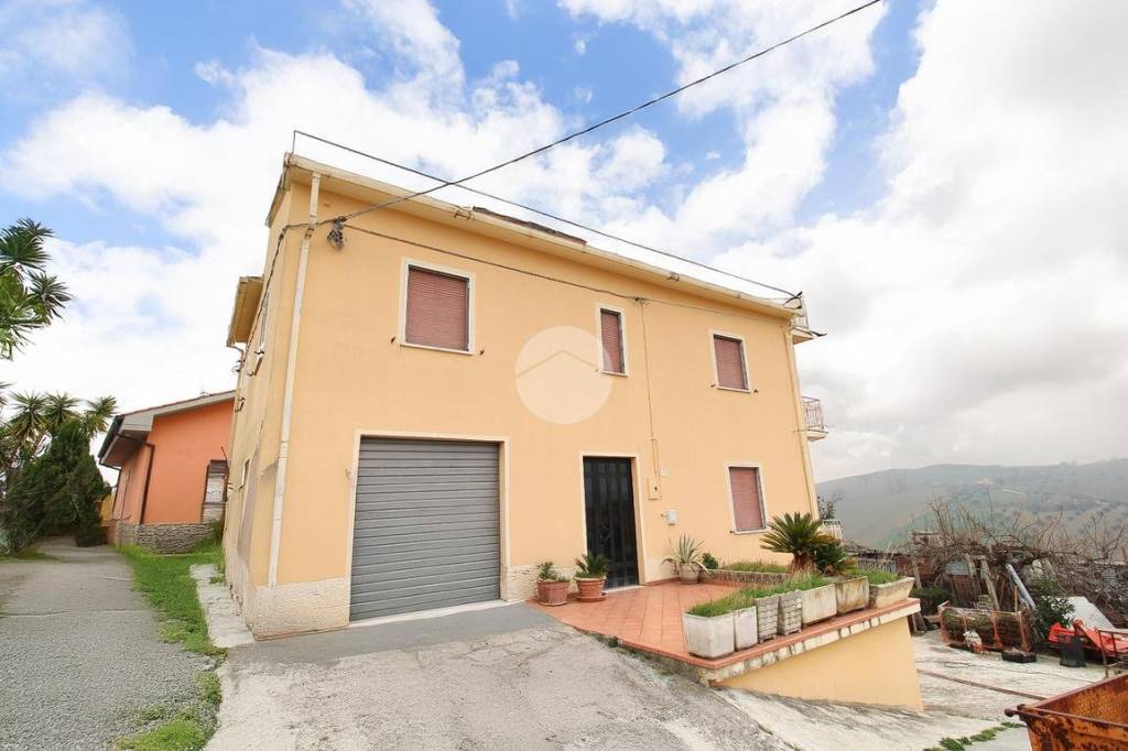 casa indipendente in vendita ad Atri in zona Casoli