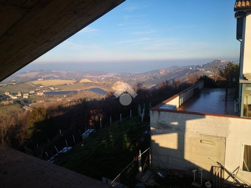pentavano in vendita ad Atri in zona Treciminiere