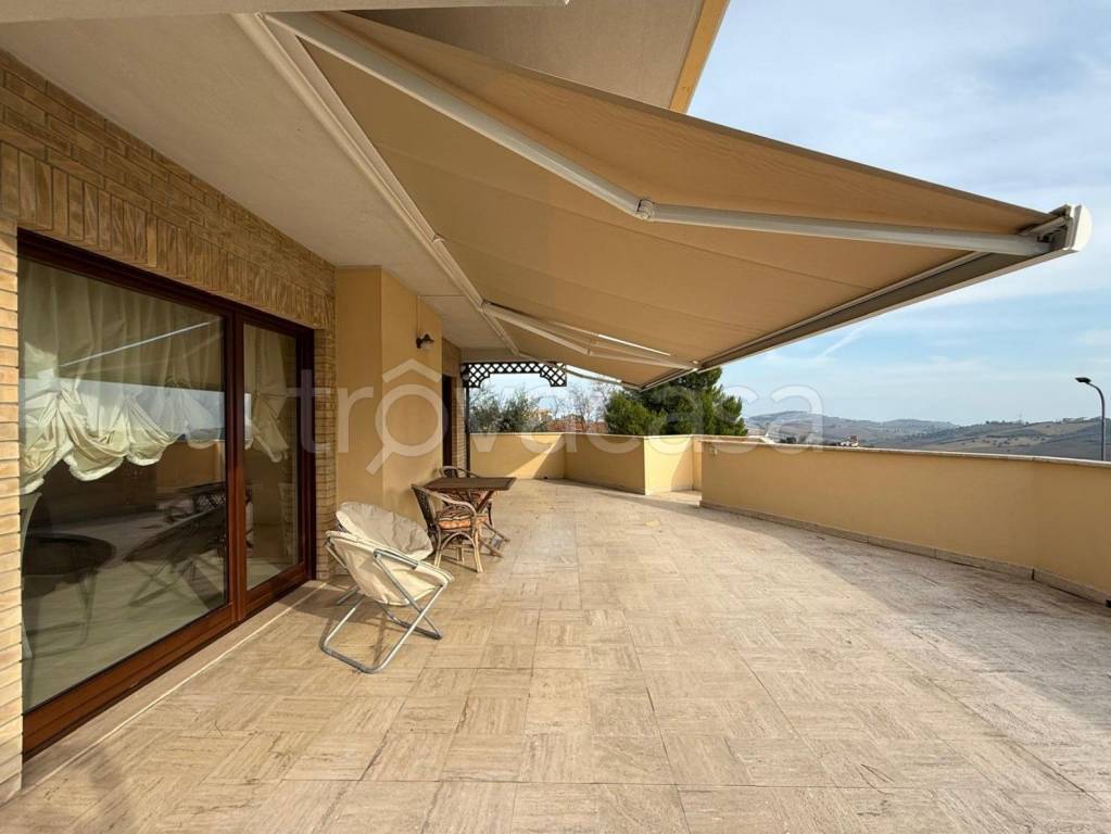 casa indipendente in vendita ad Atri in zona Casoli