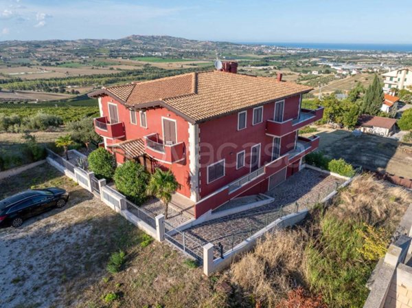 casa indipendente in vendita ad Atri in zona Casoli