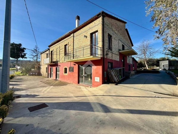 negozio in vendita ad Atri in zona Fontanelle
