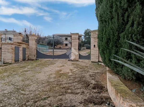 casa indipendente in vendita ad Atri in zona Casoli