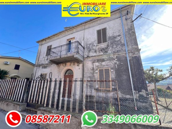 casa indipendente in vendita ad Atri in zona Casoli