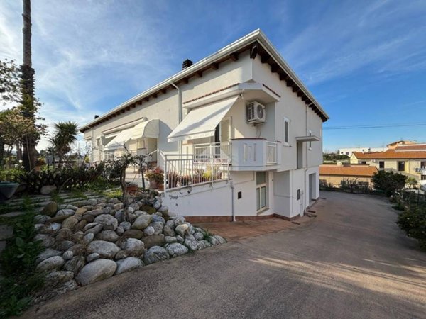 casa indipendente in vendita ad Atri in zona Fontanelle