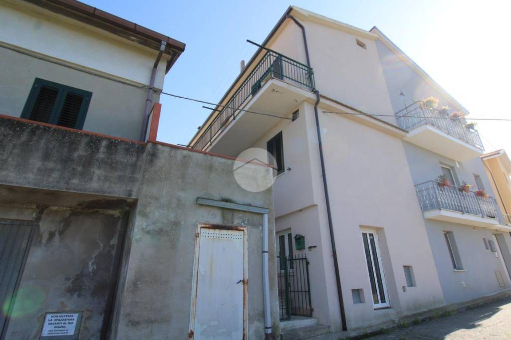 casa indipendente in vendita ad Atri in zona Fontanelle