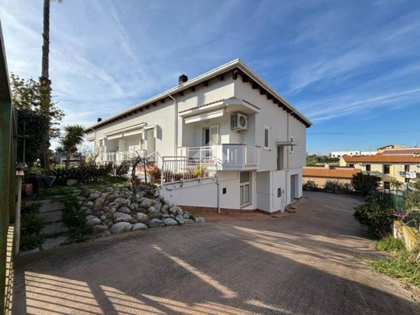 casa indipendente in vendita ad Atri in zona Fontanelle