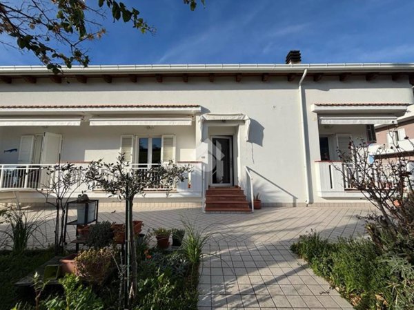 casa indipendente in vendita ad Atri in zona Fontanelle