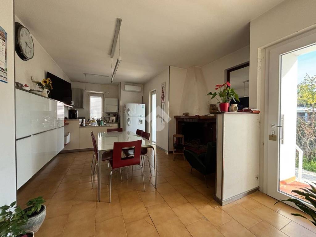 casa indipendente in vendita ad Atri in zona Fontanelle