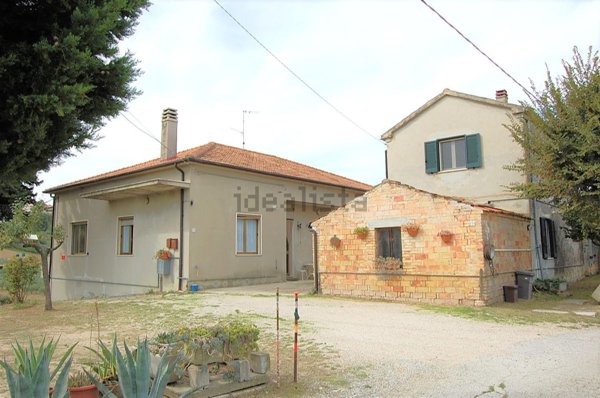 casa indipendente in vendita ad Atri in zona Casoli