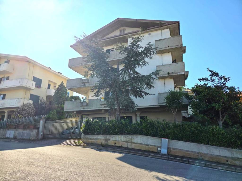 appartamento in vendita ad Atri in zona Casoli