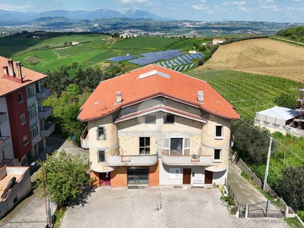 casa semindipendente in vendita ad Atri in zona Casoli
