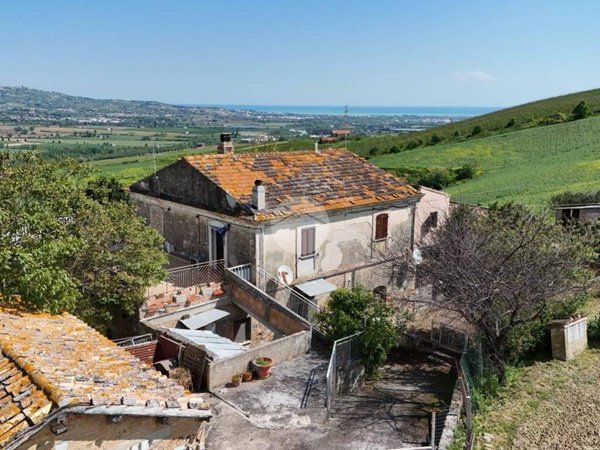 casa indipendente in vendita ad Atri in zona Casoli