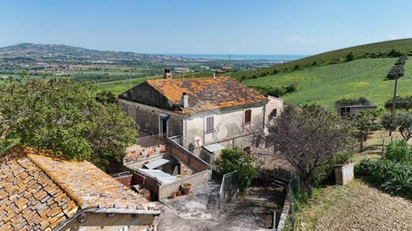 casa indipendente in vendita ad Atri in zona Casoli