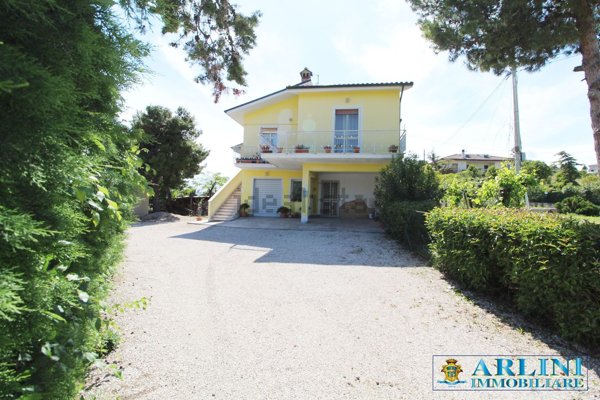 casa indipendente in vendita ad Atri in zona Treciminiere