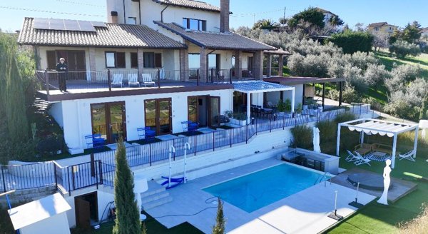 casa indipendente in vendita ad Atri in zona Treciminiere