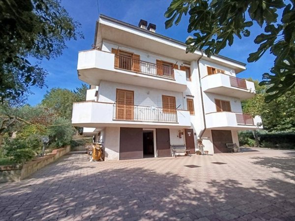 casa indipendente in vendita ad Atri in zona Treciminiere