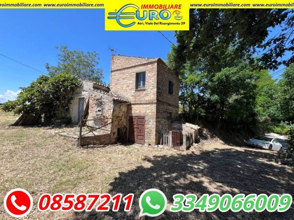 casa indipendente in vendita ad Atri in zona Santa Margherita