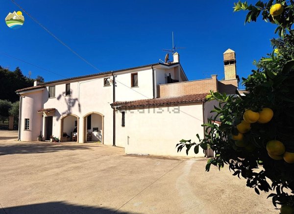 casa indipendente in vendita ad Atri in zona Treciminiere