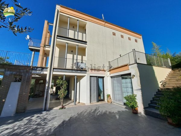 casa indipendente in vendita ad Atri in zona Treciminiere
