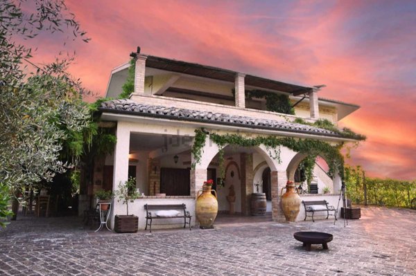casa indipendente in vendita ad Atri in zona Santa Margherita