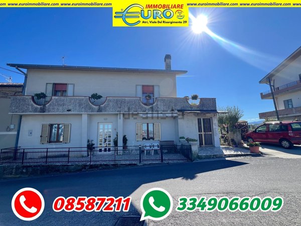 casa indipendente in vendita ad Atri in zona San Giacomo
