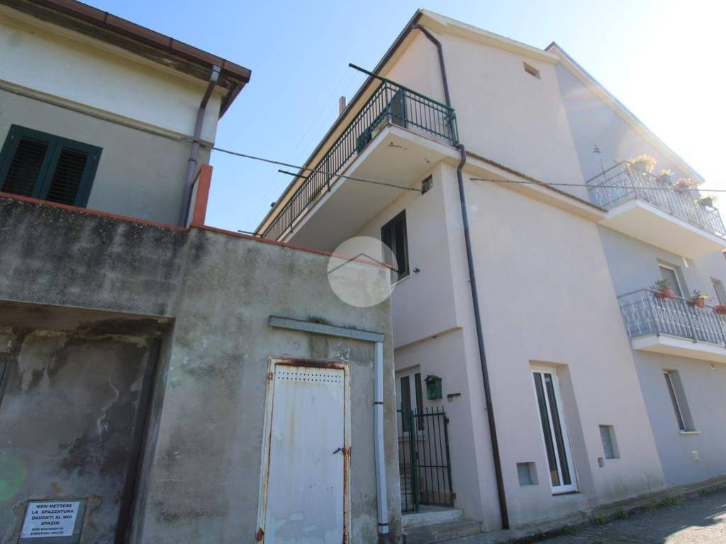 casa indipendente in vendita ad Atri in zona Fontanelle