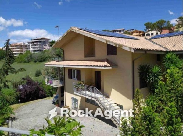 casa indipendente in vendita ad Atri in zona Casoli