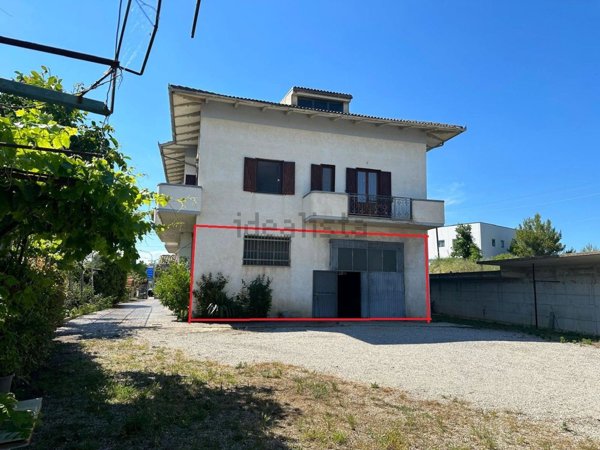 locale commerciale in vendita ad Atri