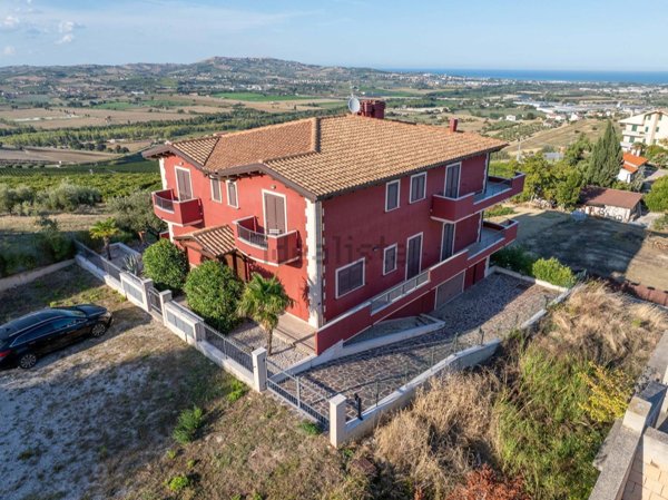 casa indipendente in vendita ad Atri in zona Casoli
