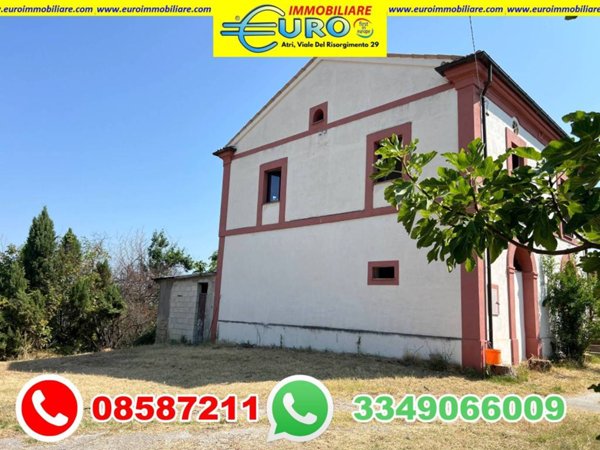 casa indipendente in vendita ad Atri in zona San Giacomo