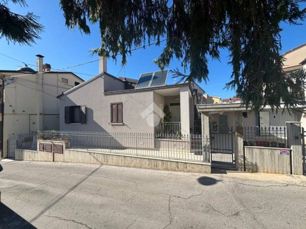 casa indipendente in vendita ad Atri in zona Fontanelle