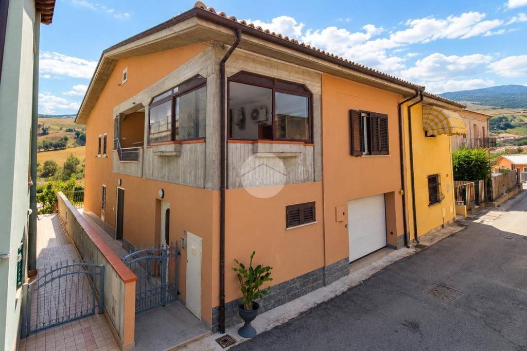 appartamento in vendita ad Atri in zona Casoli