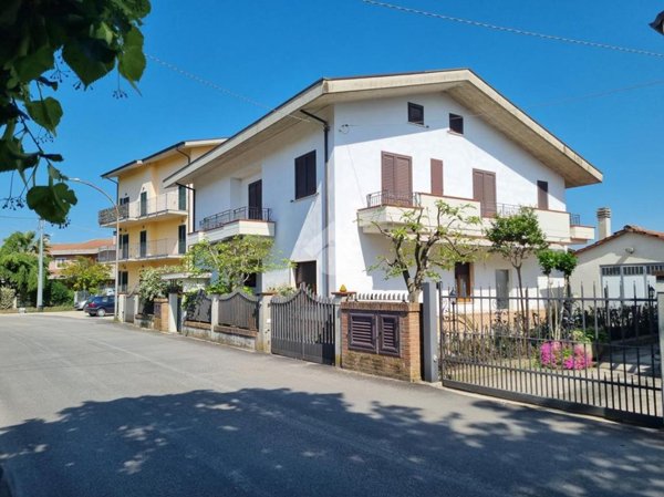 casa indipendente in vendita a Basciano
