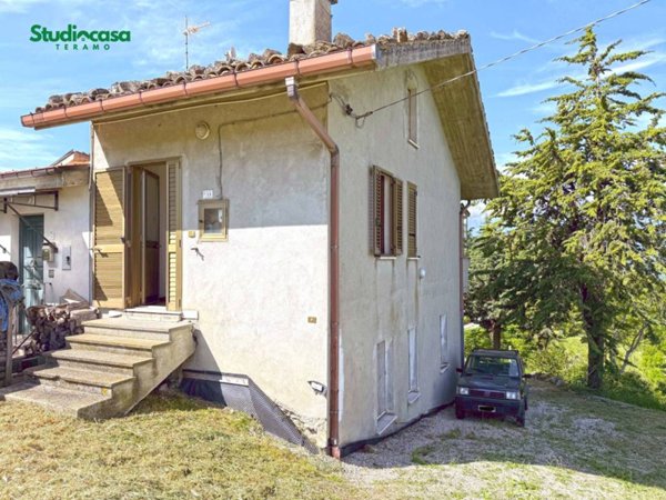 casa indipendente in vendita a Basciano in zona Feudo