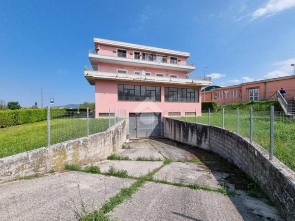 locale commerciale in vendita a Basciano