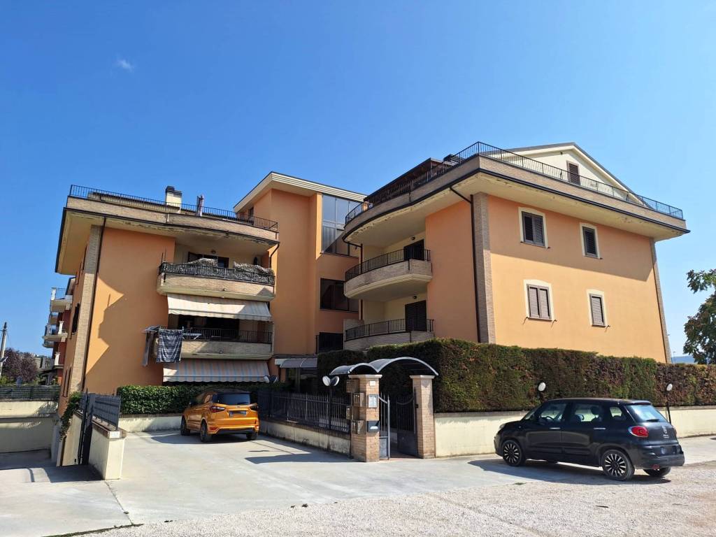appartamento in vendita a Basciano in zona Zampitto