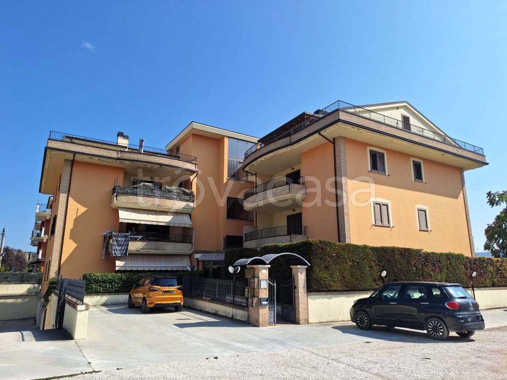 appartamento in vendita a Basciano in zona Zampitto
